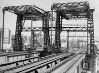 220197 Gezicht op de spoorbruggen over de Singelgracht te Amsterdam.